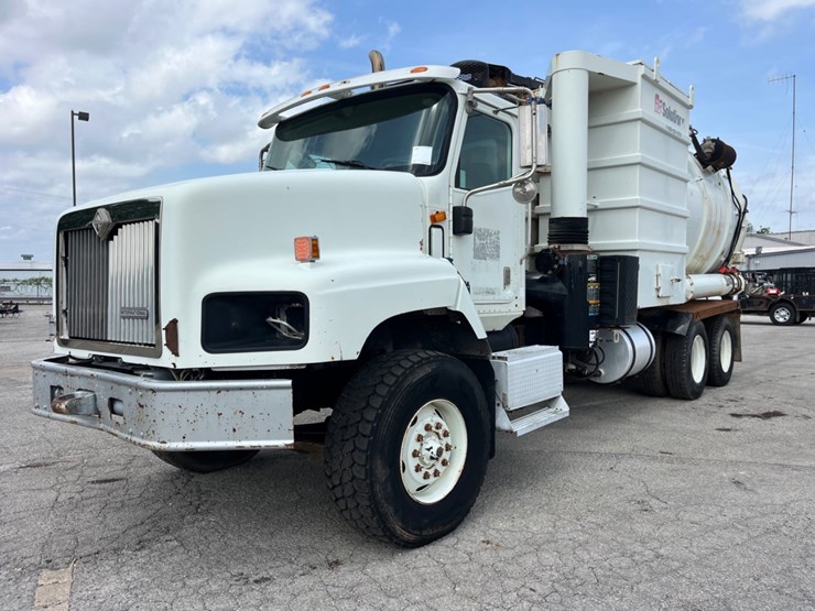 2005-international-paystar-5600i-image-1