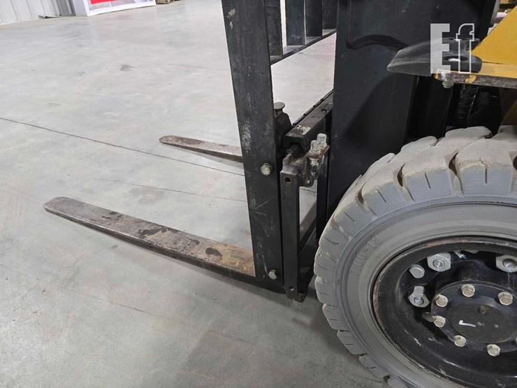 2019-caterpillar-gp25n-image-12