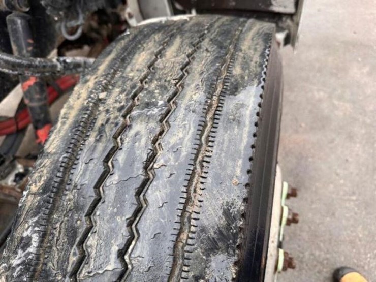 2008-peterbilt-335-image-42