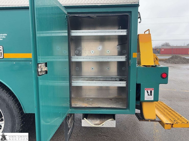 2012-freightliner-m2-106-image-11