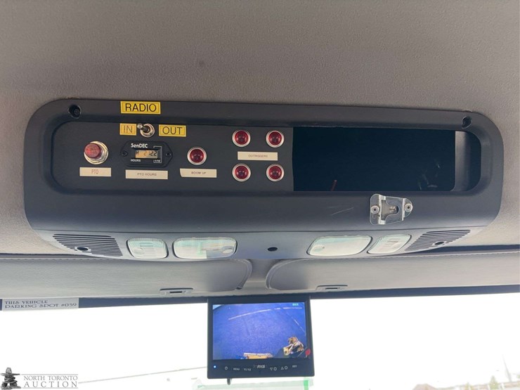 2012-freightliner-m2-106-image-33