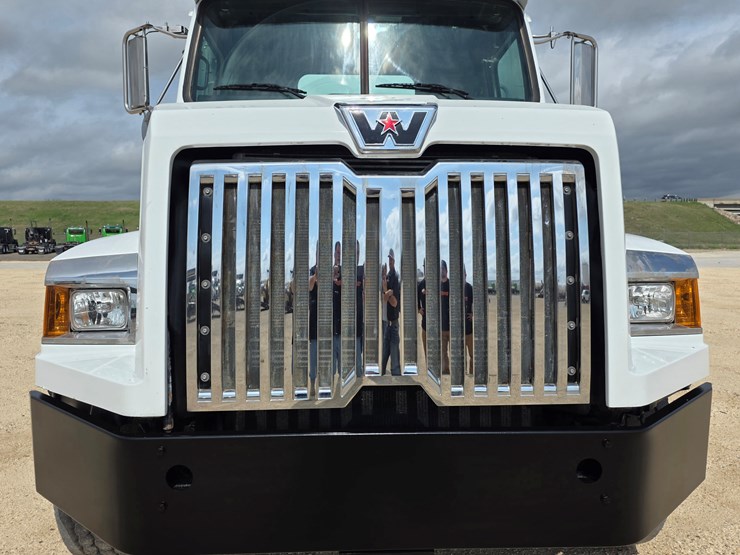 2022-westernstar-daycab-4700-concrete-mixer-truck-image-2