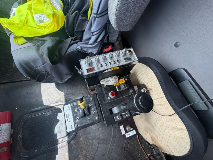 2020-freightliner-m2-106-image-27