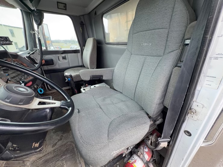 #31720-•-1999-volvo-tri-axle-dump-truck-image-8