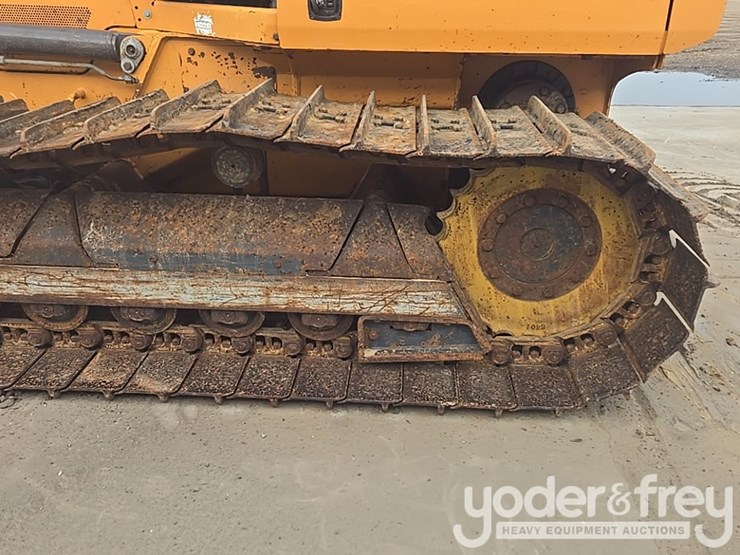 2016-case-750m-image-13