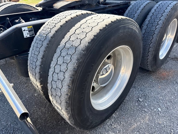 2018-peterbilt-579-image-22