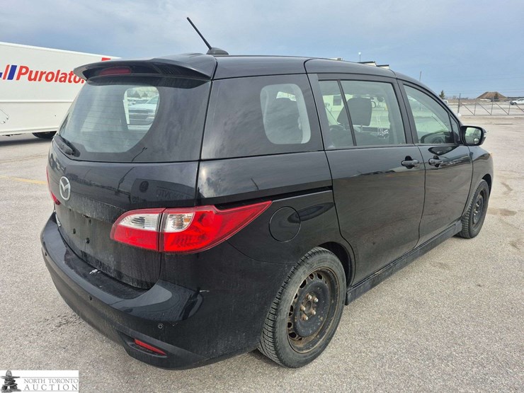 2014-mazda-mazda5-image-5