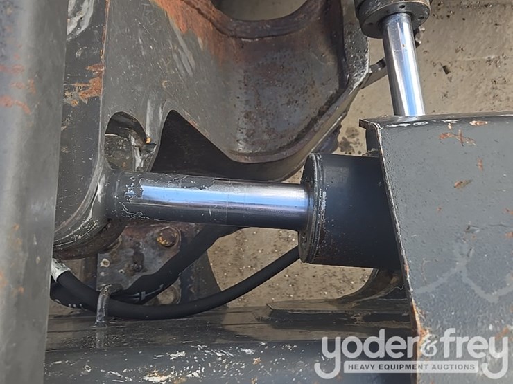 2016-case-750m-image-31