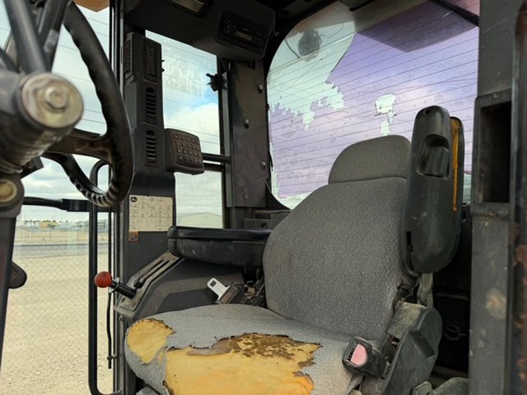 2005-deere-672d-image-14