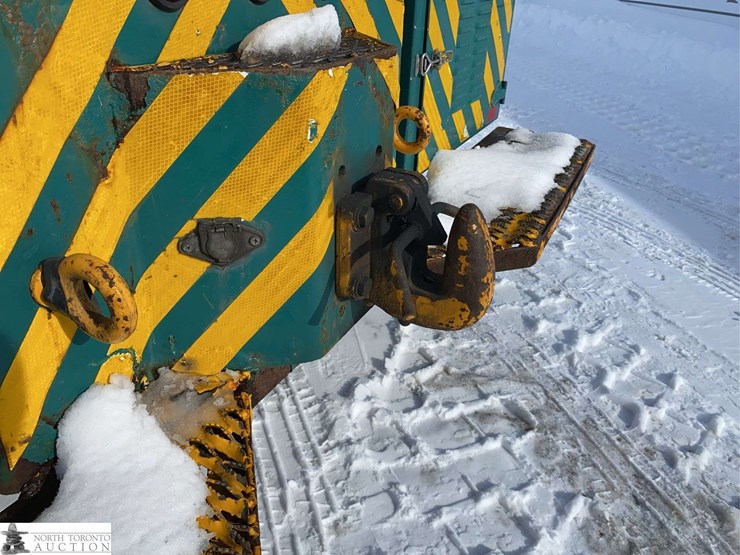 2010-freightliner-m2-106-image-32