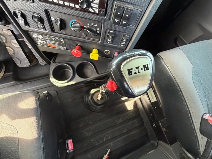 #31771-•-2015-caterpillar-tandem-axle-truck-tractor-image-18