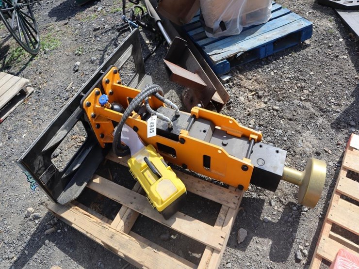 future-skid-steer-post-driver-image-2