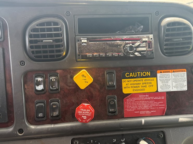 2020-freightliner-m2-106-image-29