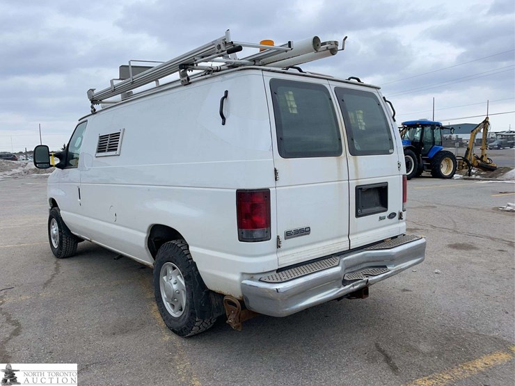 2010-ford-cargo-image-7