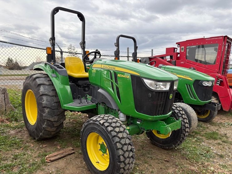 2019-john-deere-4044m-image-1