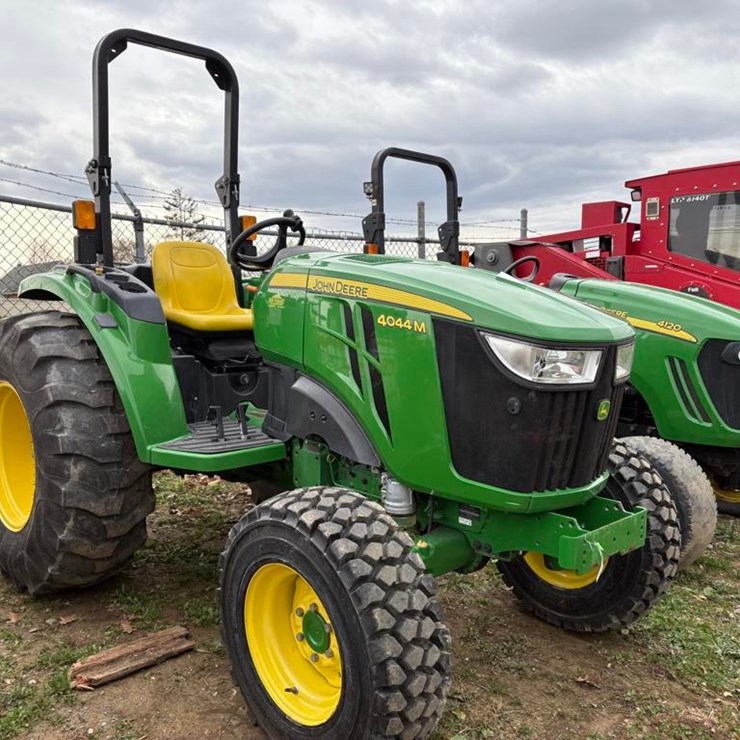2019 JOHN DEERE 4044M