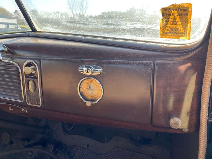 1938-ford-two-door-deluxe-sedan---original-car!-image-71