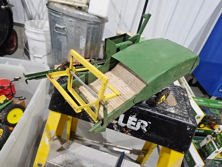 #982-•-john-deere-pull-behind-harvester-metal-toy-image-3