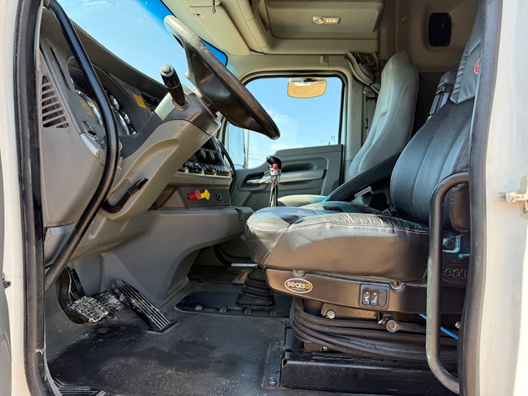 2016-kenworth-t880-image-15