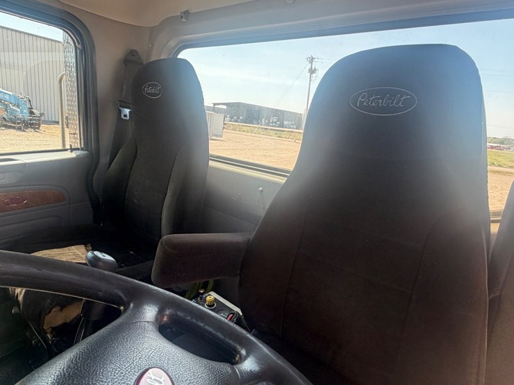 2009-peterbilt-367-image-41