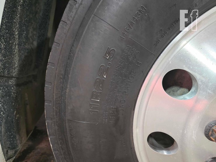 2009-freightliner-columbia-120-image-34