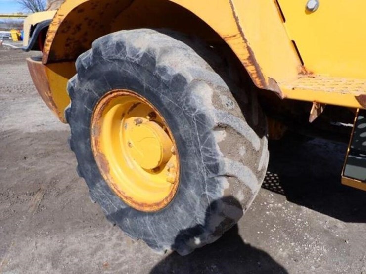 2014-deere-324j-image-42