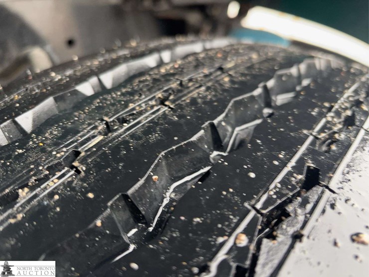 2011-freightliner-m2-106-image-47