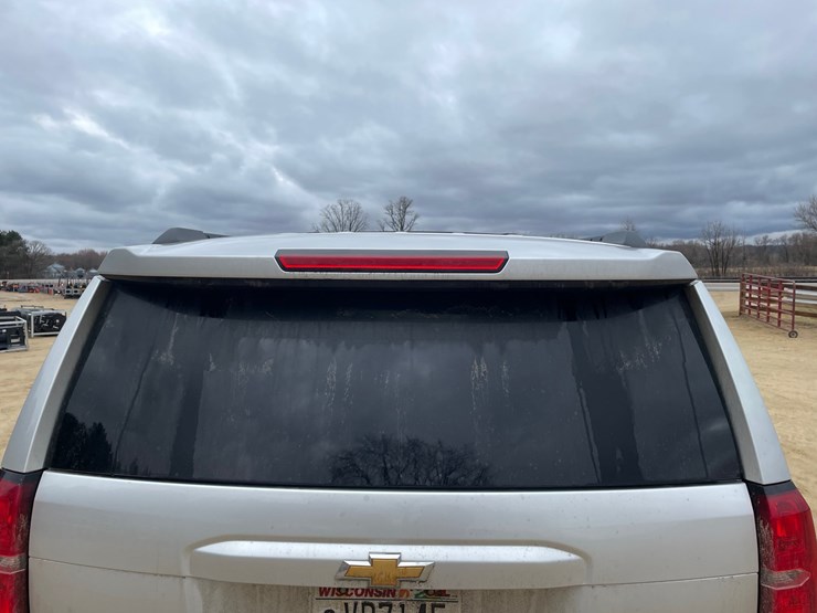 2015-chevrolet-suburban-image-23