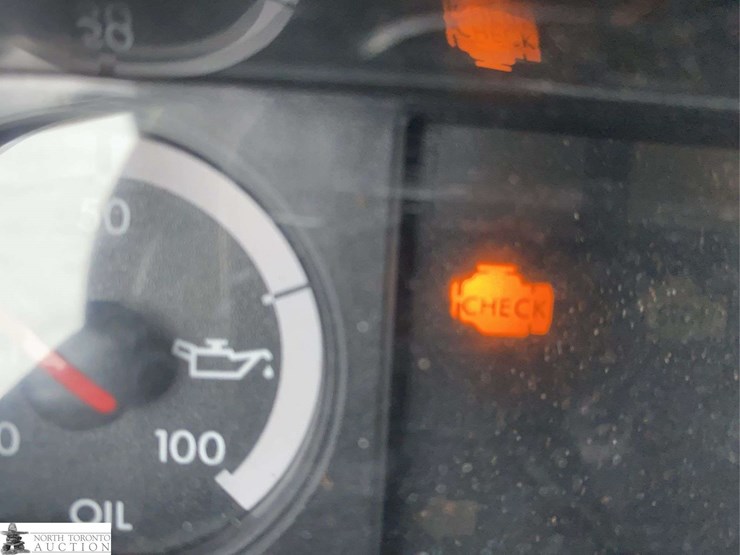 2011-freightliner-m2-106-image-17