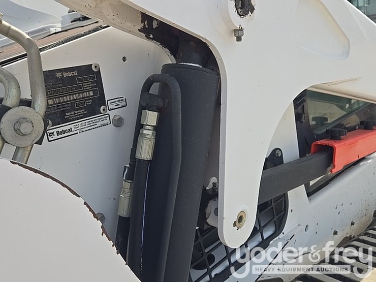 2021-bobcat-t740-image-35