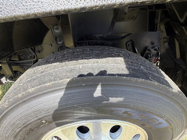 #31771-•-2015-caterpillar-tandem-axle-truck-tractor-image-2