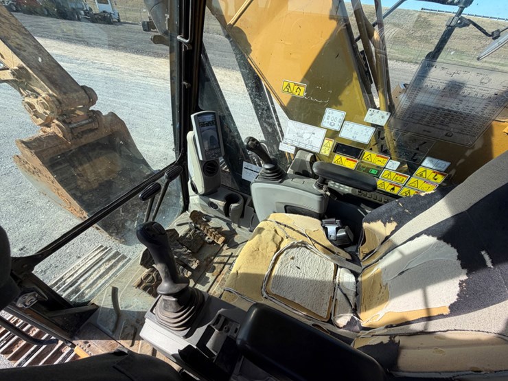 2016-caterpillar-323fl-image-14