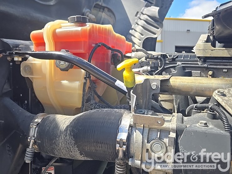 2011-freightliner-cascadia-125-image-45