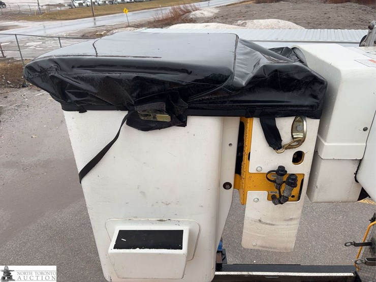 2011-freightliner-m2-106-image-20