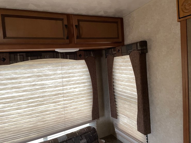 #201-•-2014-palomino-puma-253-fbs-27'-fifth-wheel-camper-(has-wi-title)-image-90