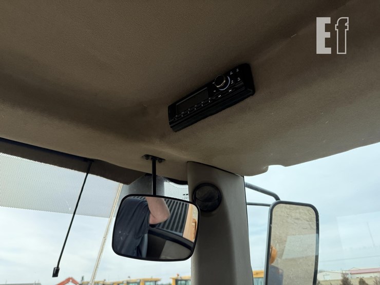 2010-case-721e-image-31