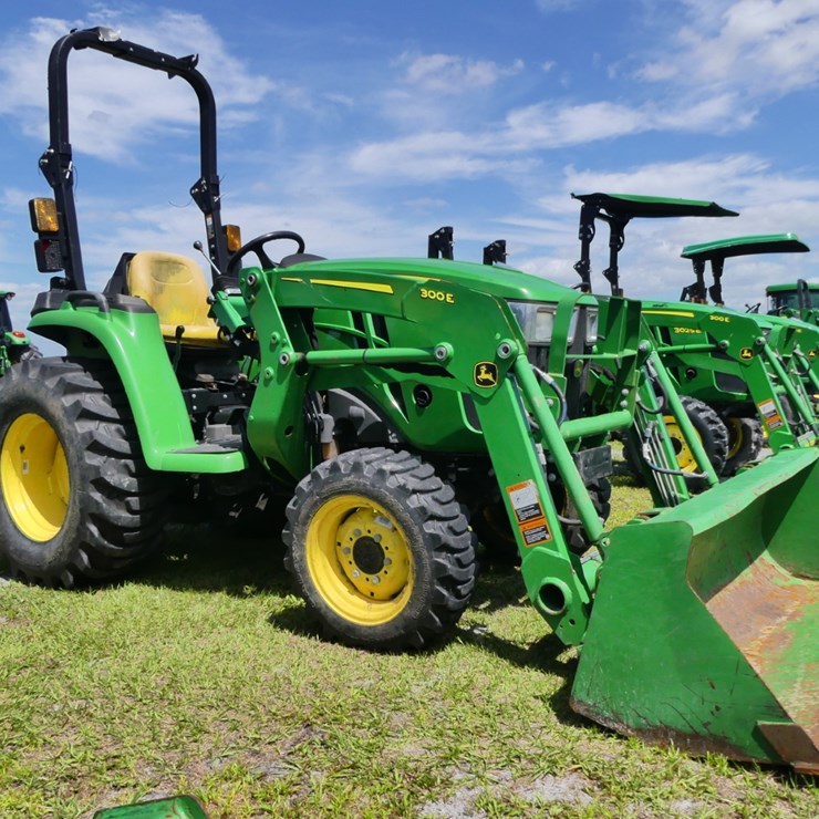 JOHN DEERE 3025E