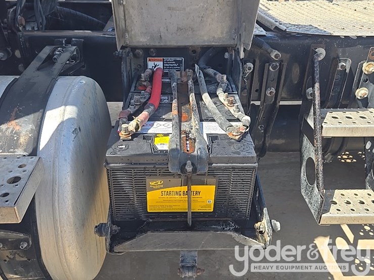 2011-freightliner-cascadia-125-image-39