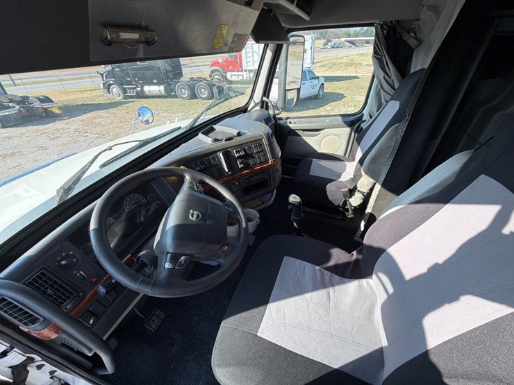 #31954-•-2012-volvo-tandem-axle-truck-tractor-image-10