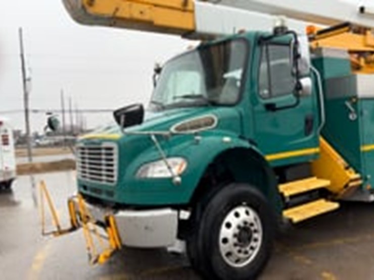 2011-freightliner-m2-106-image-9