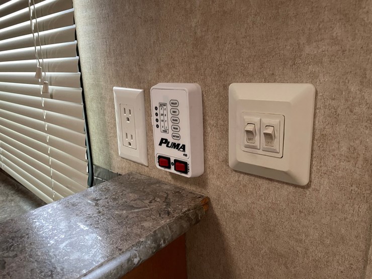 #201-•-2014-palomino-puma-253-fbs-27'-fifth-wheel-camper-(has-wi-title)-image-95