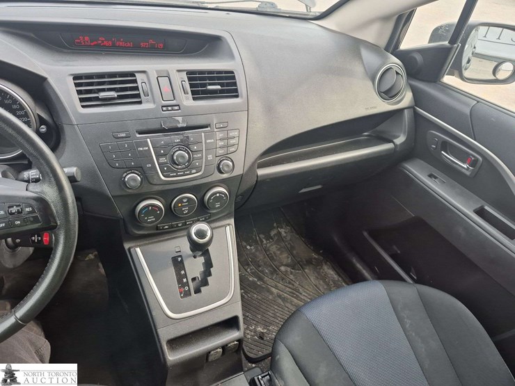 2014-mazda-mazda5-image-13