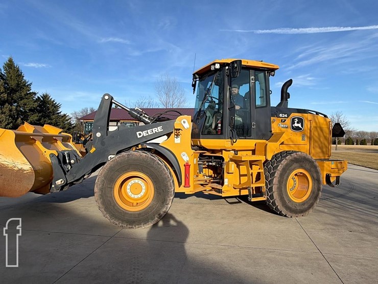 2024-deere-624-p-tier-image-7