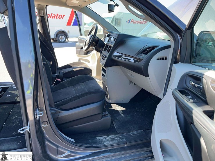 2017-dodge-grand-caravan-sxt-image-21