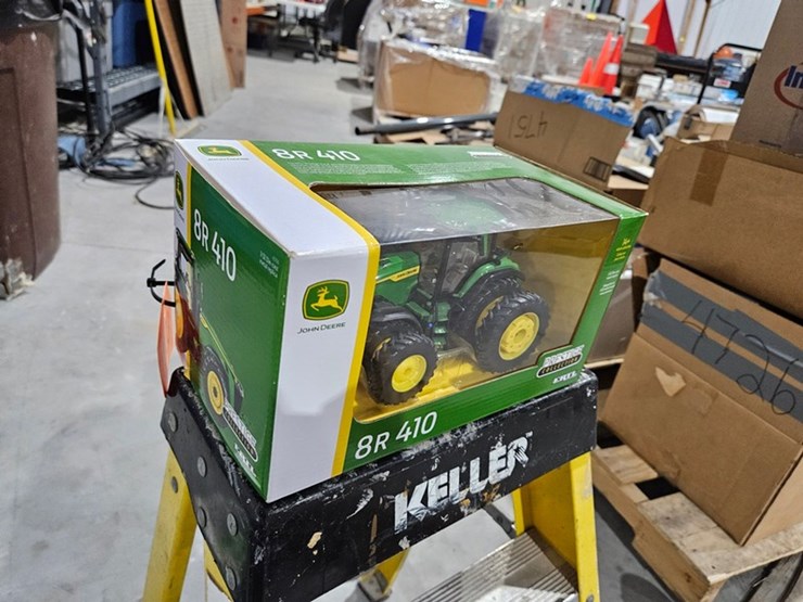 #1003-•-john-deere-8r-410-1/32-die-cast-toy-tractor-image-8