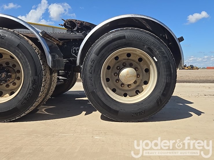 2014-kenworth-t880-image-16