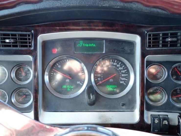 2013-kenworth-t800-image-18