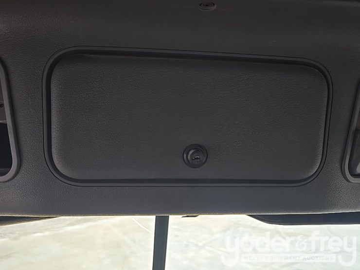 2012-freightliner-cascadia-125-image-100