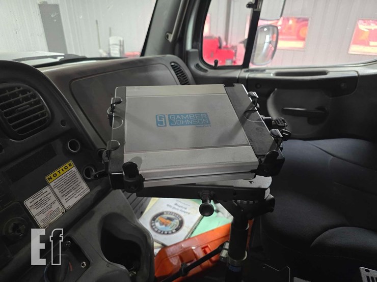 2012-freightliner-m2-106-image-27