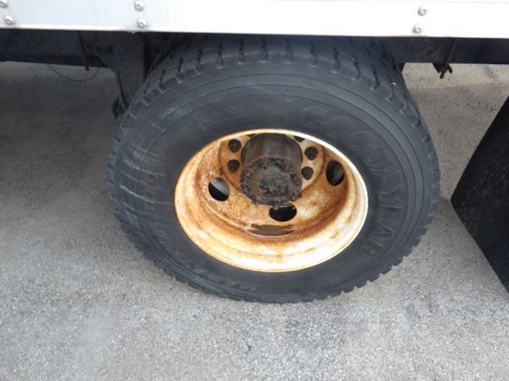 2019-freightliner-m2-106-image-11